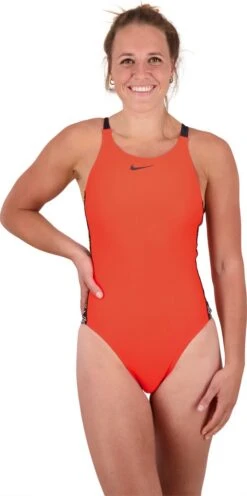 Nike Swim FASTBACK Badpak - BRIGHT CRIMSON - Vrouwen - Maat 38 -Sloggi Bikini Winkle 598x1200